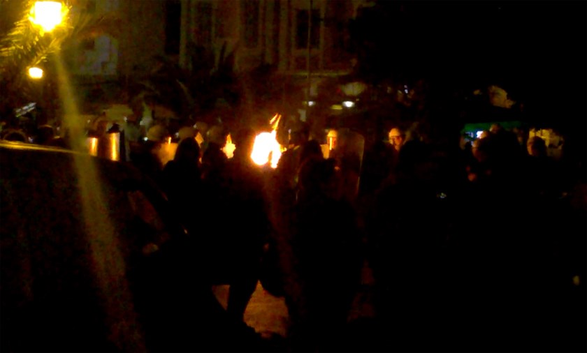 Στις φλόγες η Μυτιλήνη - Πόλεμος κατοίκων-ΜΑΤ για τους καταληψίες μετανάστες - ΦΩΤΟ - Φωτογραφία 6