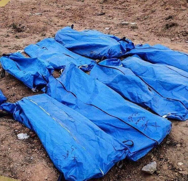 Φρίκη στη Συρία: Ανακαλύφθηκαν δεκάδες πτώματα σε γήπεδο ποδοσφαίρου  [photos] - Φωτογραφία 2