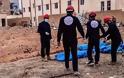 Φρίκη στη Συρία: Ανακαλύφθηκαν δεκάδες πτώματα σε γήπεδο ποδοσφαίρου  [photos] - Φωτογραφία 1