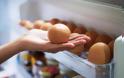 Προσοχή: Γιατί απαγορεύεται να βάζετε τα αυγά στις θήκες της πόρτας του ψυγείου
