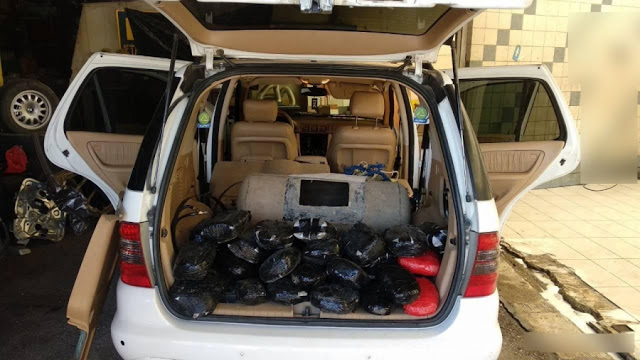 Έκρυψαν 32 κιλά ναρκωτικών στο ρεζερβουάρ και στο πορτ μπαγκάζ - Φωτογραφία 1