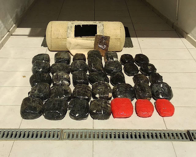 Έκρυψαν 32 κιλά ναρκωτικών στο ρεζερβουάρ και στο πορτ μπαγκάζ - Φωτογραφία 3