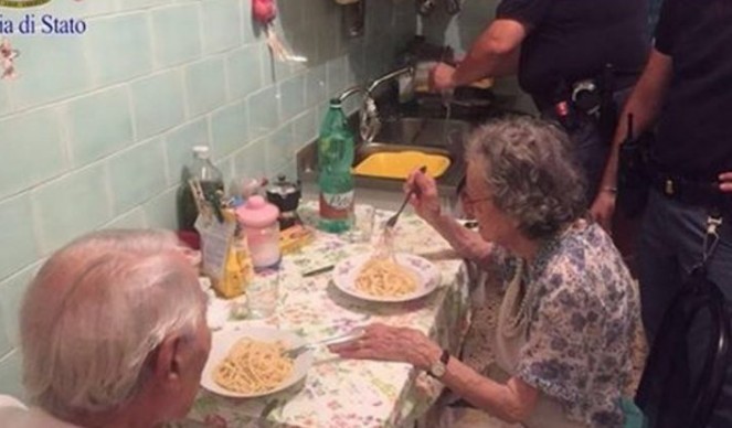 Αστυνομικοί στην Ιταλία βρήκαν ζευγάρι ηλικιωμένων στο σπίτι τους να κλαίνε - Αυτό που έκαναν για να τους παρηγορήσουν πραγματικά συγκινεί [photos] - Φωτογραφία 1