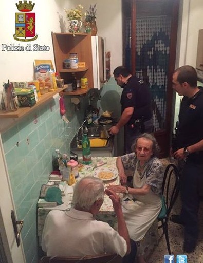 Αστυνομικοί στην Ιταλία βρήκαν ζευγάρι ηλικιωμένων στο σπίτι τους να κλαίνε - Αυτό που έκαναν για να τους παρηγορήσουν πραγματικά συγκινεί [photos] - Φωτογραφία 2