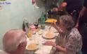 Αστυνομικοί στην Ιταλία βρήκαν ζευγάρι ηλικιωμένων στο σπίτι τους να κλαίνε - Αυτό που έκαναν για να τους παρηγορήσουν πραγματικά συγκινεί [photos]