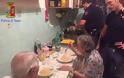 Αστυνομικοί στην Ιταλία βρήκαν ζευγάρι ηλικιωμένων στο σπίτι τους να κλαίνε - Αυτό που έκαναν για να τους παρηγορήσουν πραγματικά συγκινεί [photos] - Φωτογραφία 3