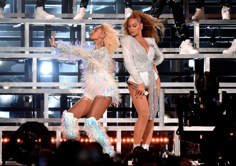 Το ατύχημα της 'χοντρούλας' Beyonce και της Solange στη σκηνή του Coachella - Φωτογραφία 4