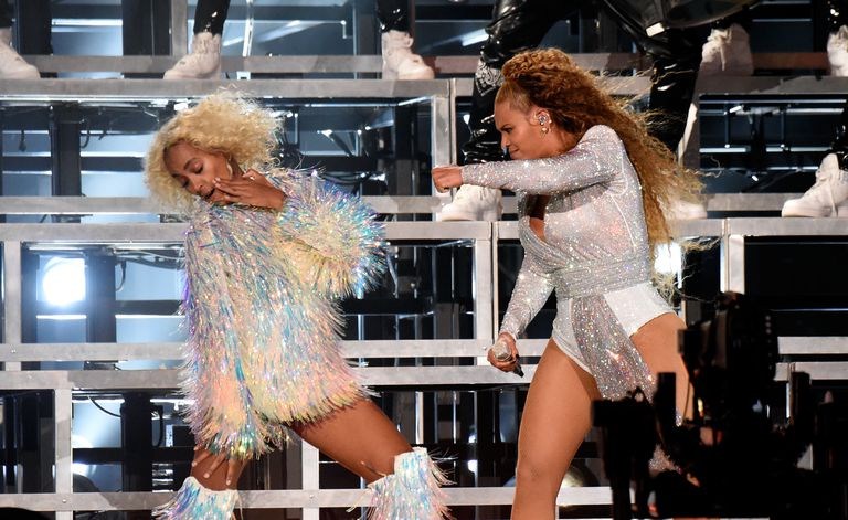 Το ατύχημα της 'χοντρούλας' Beyonce και της Solange στη σκηνή του Coachella - Φωτογραφία 5