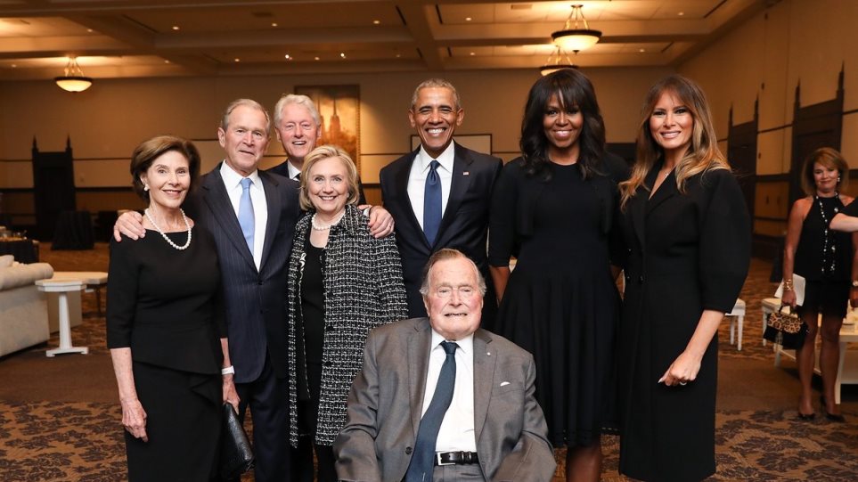 Η απίστευτη φωτογραφία από την κηδεία της Μπάρμπαρα Μπους: Χαμογελαστοί οι Ομπάμα, οι Κλίντον και η Μελάνια - Φωτογραφία 1