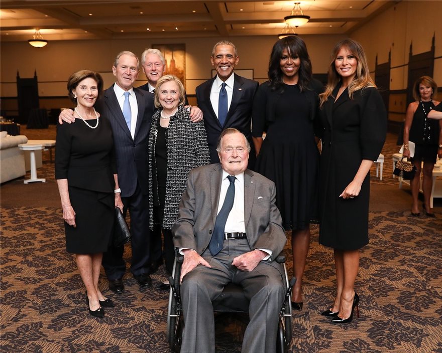 Η απίστευτη φωτογραφία από την κηδεία της Μπάρμπαρα Μπους: Χαμογελαστοί οι Ομπάμα, οι Κλίντον και η Μελάνια - Φωτογραφία 2