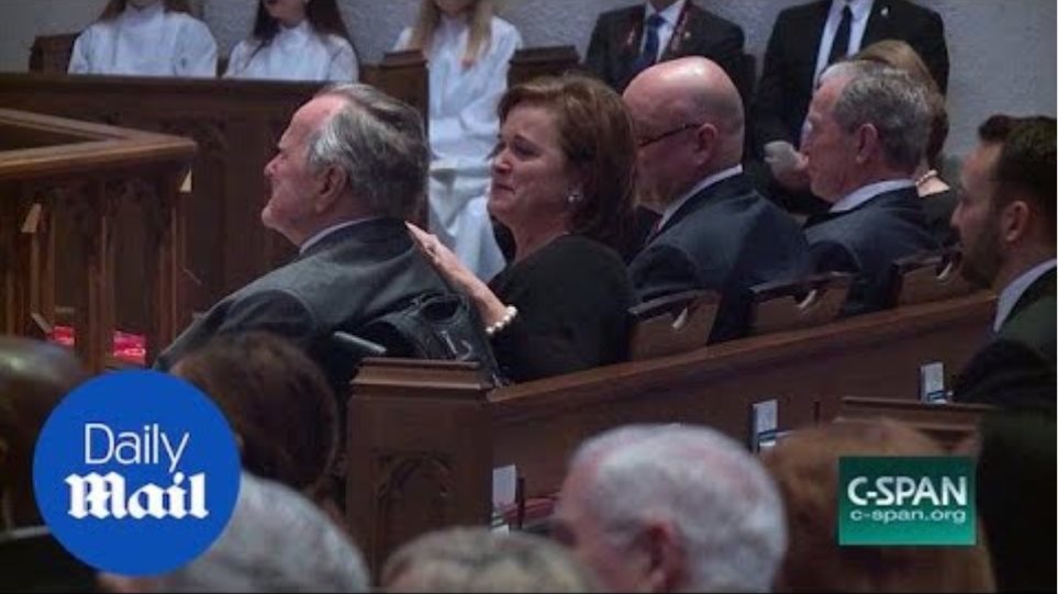 Η απίστευτη φωτογραφία από την κηδεία της Μπάρμπαρα Μπους: Χαμογελαστοί οι Ομπάμα, οι Κλίντον και η Μελάνια - Φωτογραφία 3