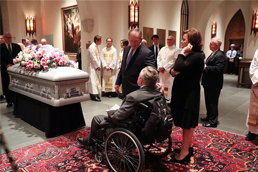 Η απίστευτη φωτογραφία από την κηδεία της Μπάρμπαρα Μπους: Χαμογελαστοί οι Ομπάμα, οι Κλίντον και η Μελάνια - Φωτογραφία 6