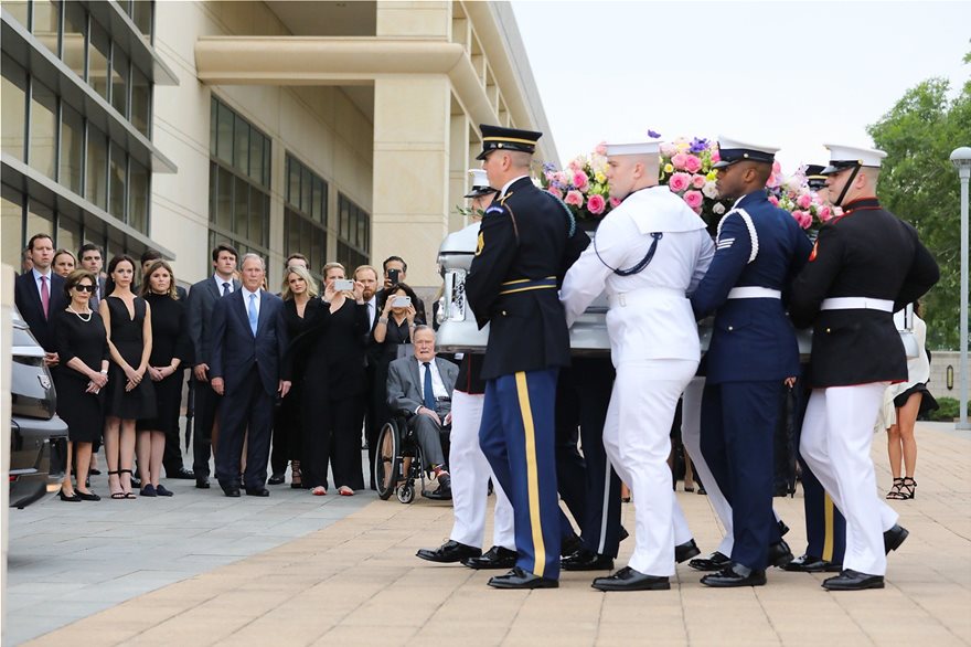 Η απίστευτη φωτογραφία από την κηδεία της Μπάρμπαρα Μπους: Χαμογελαστοί οι Ομπάμα, οι Κλίντον και η Μελάνια - Φωτογραφία 9