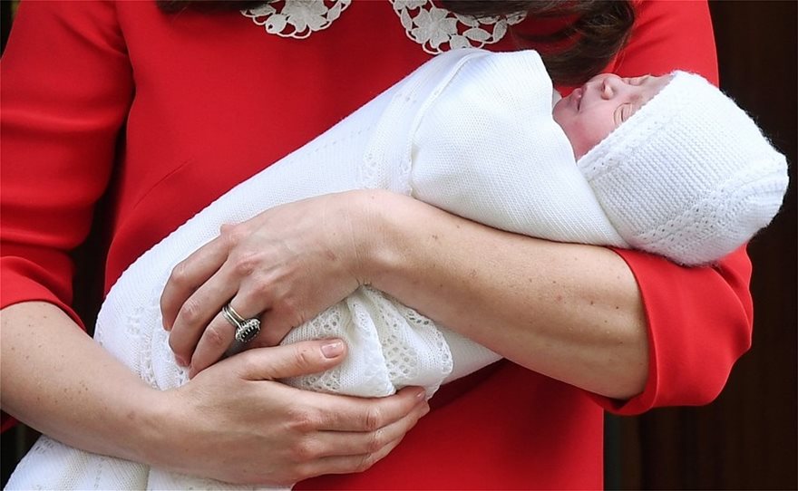 Η Βρετανία γιορτάζει τη γέννηση του νέου πρίγκιπα - Ποιο θα είναι το όνομά του; - Φωτογραφία 6