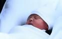 Η Βρετανία γιορτάζει τη γέννηση του νέου πρίγκιπα - Ποιο θα είναι το όνομά του; - Φωτογραφία 2