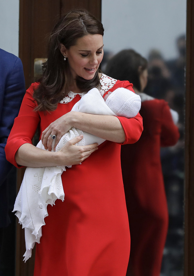 Η Κέιτ Μίντλεντον «αντιγράφει» την πριγκίπισσα Νταϊάνα -Με κόκκινο χρώμα όπως και εκείνη στη γέννα του Χάρι - Φωτογραφία 3