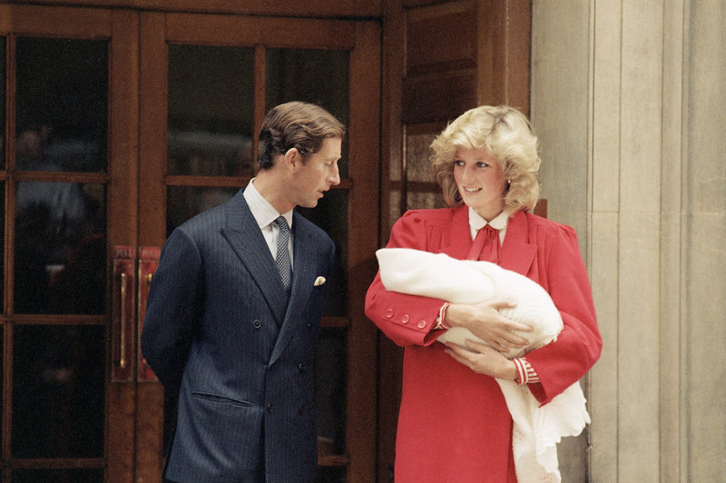 Η Κέιτ Μίντλεντον «αντιγράφει» την πριγκίπισσα Νταϊάνα -Με κόκκινο χρώμα όπως και εκείνη στη γέννα του Χάρι - Φωτογραφία 4