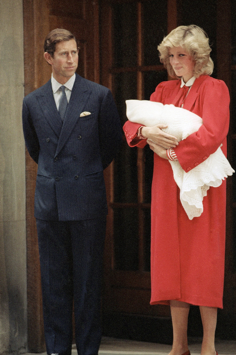 Η Κέιτ Μίντλεντον «αντιγράφει» την πριγκίπισσα Νταϊάνα -Με κόκκινο χρώμα όπως και εκείνη στη γέννα του Χάρι - Φωτογραφία 5