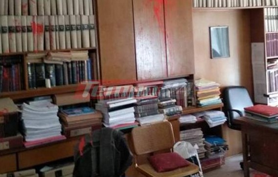 Πάτρα: Δείτε πώς ήταν μέσα το Συμβολαιογραφικό γραφείο μετά την επίθεση κατά των πλειστηριασμών - Πέταξαν κόκκινη μπογιά και έσπασαν τα κομπιούτερ - Φωτογραφία 1