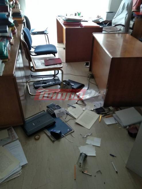 Πάτρα: Δείτε πώς ήταν μέσα το Συμβολαιογραφικό γραφείο μετά την επίθεση κατά των πλειστηριασμών - Πέταξαν κόκκινη μπογιά και έσπασαν τα κομπιούτερ - Φωτογραφία 2