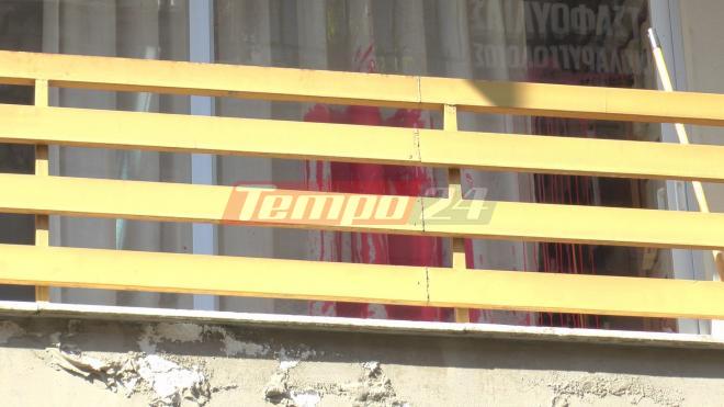 Πάτρα: Δείτε πώς ήταν μέσα το Συμβολαιογραφικό γραφείο μετά την επίθεση κατά των πλειστηριασμών - Πέταξαν κόκκινη μπογιά και έσπασαν τα κομπιούτερ - Φωτογραφία 4