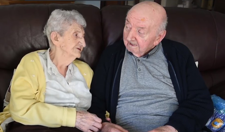 Συγκινητικό: Μητέρα 98 ετών μπαίνει σε γηροκομείο για να φροντίσει τον 80χρονο γιο της - Φωτογραφία 1