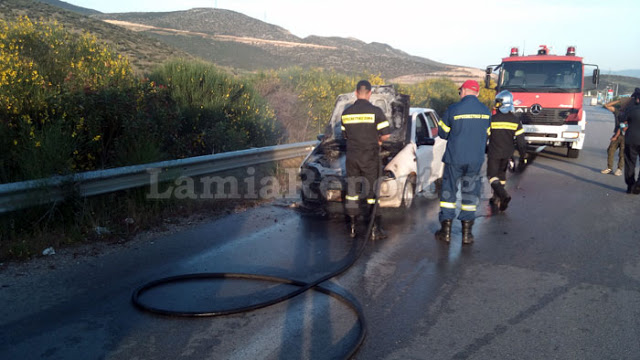 Λαμία: Πατέρας και μωρό πρόλαβαν και βγήκαν από αυτοκίνητο που άρπαξε φωτιά - Φωτογραφία 2