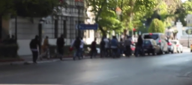 Το βίντεο του Ρουβίκωνα από την επίθεση στη γαλλική αντιπροσωπεία - Φωτογραφία 1