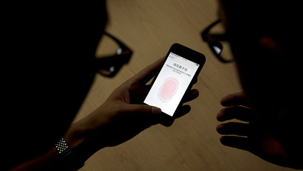 Ντέντεκτιβ εισβάλουν σε γραφείο τελετών για να ξεκλειδώσουν smartphone με το δακτυλικό αποτύπωμα του χρήστη - Φωτογραφία 1