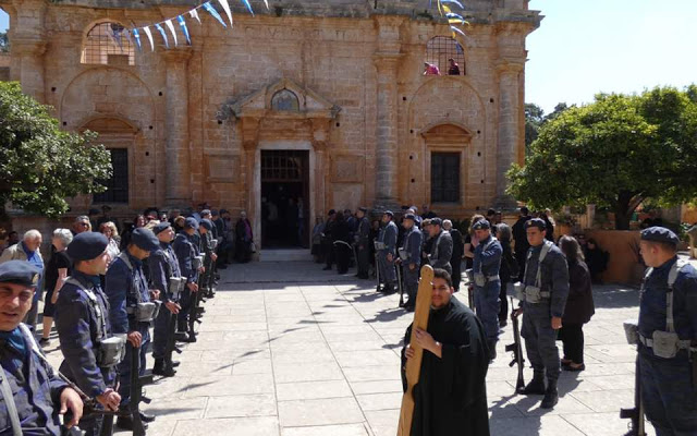 10569 - Με τιμές υποδέχθηκαν στα Χανιά το άφθαρτο χέρι της Αγίας Μυροφόρου Μαρίας της Μαγδαληνής (φωτογραφίες) - Φωτογραφία 2