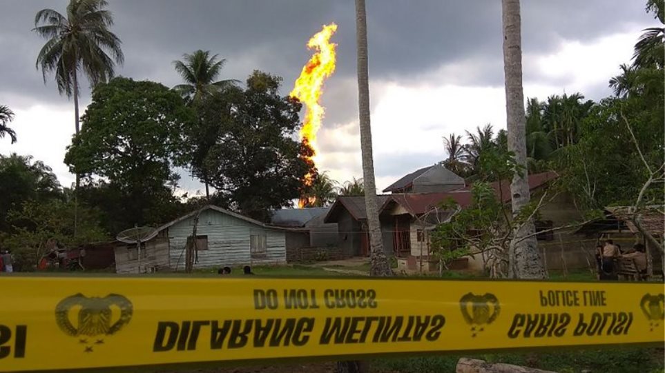 Ινδονησία: Τουλάχιστον 10 νεκροί από πυρκαγιά σε παράνομη πετρελαιοπηγή - Φωτογραφία 1