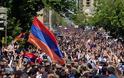 Αρμενία: Ο υπηρεσιακός πρωθυπουργός πρότεινε εκλογές - Η αστυνομία στο Ερεβάν για τις διαδηλώσεις