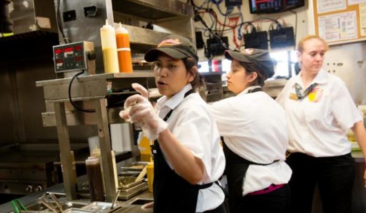Πόσο αμείβονται οι εργαζόμενοι στις αλυσίδες fast food - Φωτογραφία 1