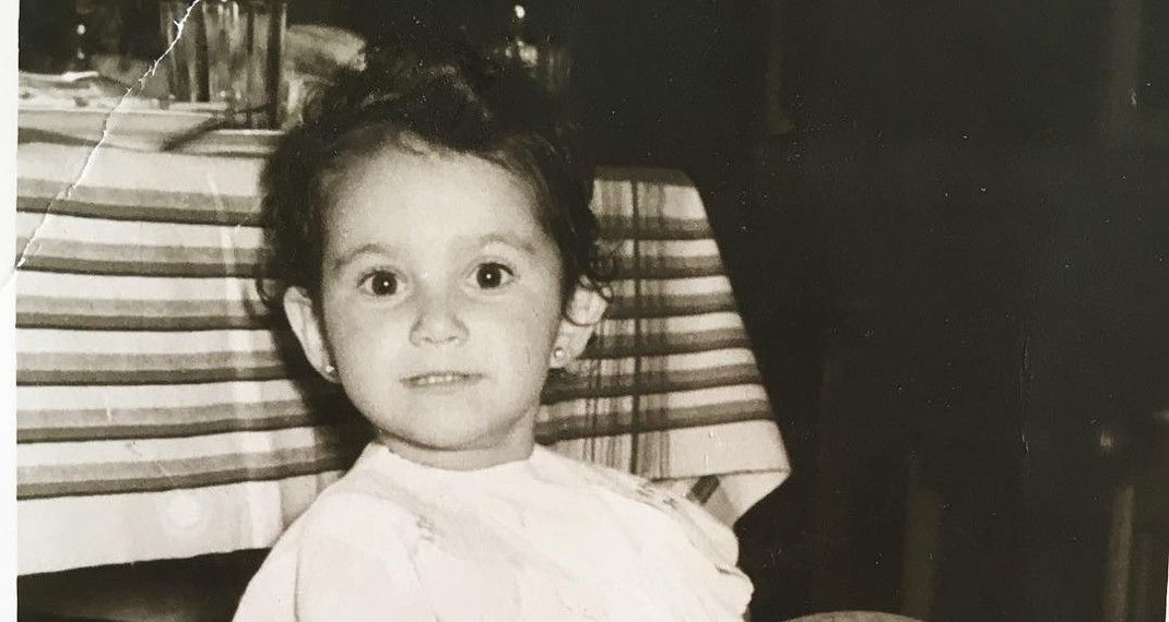 Αναγνωρίζετε την Ελληνίδα τραγουδίστρια στην παιδική της ηλικία; - Φωτογραφία 1