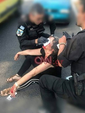 ΣΥΓΚΛΟΝΙΖΟΥΝ οι εικόνες: Αστυνομικοί της ΔΙΑΣ σώζουν έγκυο γυναίκα από τροχαίο [photos] - Φωτογραφία 3