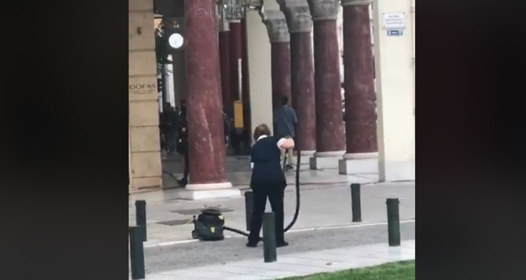 Αυτή είναι η υπάλληλος του μήνα -Σκουπίζει την πλατεία Αριστοτέλους με ηλεκτρική σκούπα - Φωτογραφία 1