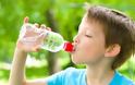 Πόσο νερό πρέπει να πίνει το παιδί