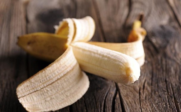 Πετάτε τη φλούδα της μπανάνας; Σας δίνουμε 6 λόγους για να μην το κάνετε - Φωτογραφία 1