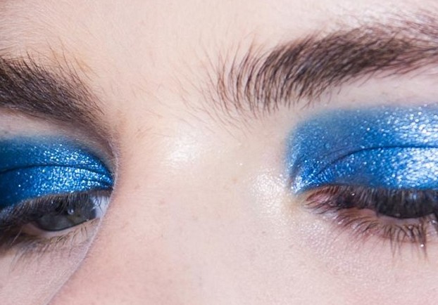 Η μπλε σκιά είναι το beauty comeback στο μακιγιάζ - Φωτογραφία 1