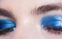 Η μπλε σκιά είναι το beauty comeback στο μακιγιάζ - Φωτογραφία 1