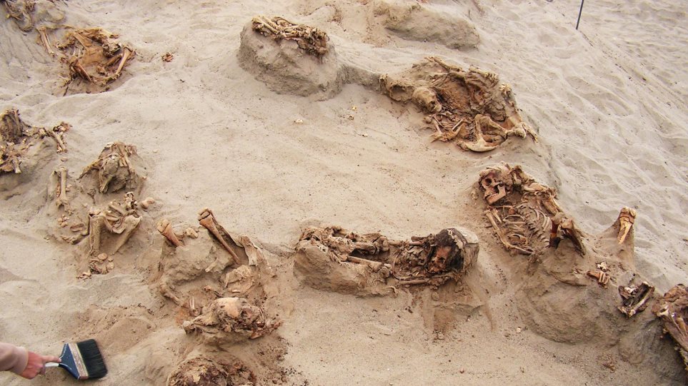Αρχαιολόγοι βρήκαν ομαδικό τάφο με 140 παιδιά που θυσιάστηκαν στο Περού - Φωτογραφία 1