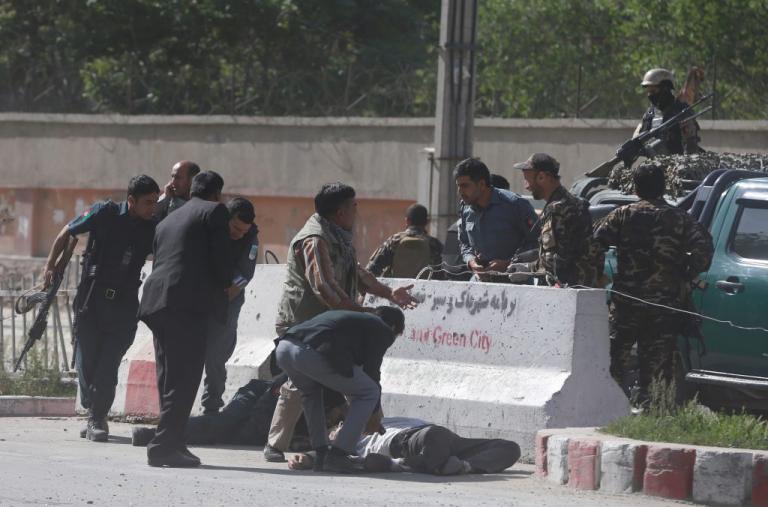 Μακελειό από επιθέσεις αυτοκτονίας στην Καμπούλ: 21 νεκροί μεταξύ των οποίων φωτορεπόρτερ του Γαλλικού Πρακτορείου - Φωτογραφία 1