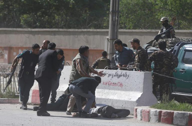 Μακελειό από επιθέσεις αυτοκτονίας στην Καμπούλ: 21 νεκροί μεταξύ των οποίων φωτορεπόρτερ του Γαλλικού Πρακτορείου - Φωτογραφία 2