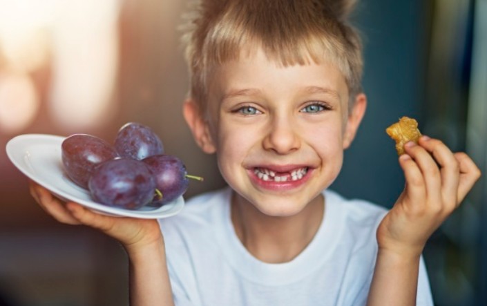 Οι τροφές που βοηθούν τα παιδικά δόντια να παραμείνουν… γερά και δυνατά! - Φωτογραφία 1