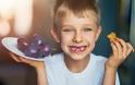 Οι τροφές που βοηθούν τα παιδικά δόντια να παραμείνουν… γερά και δυνατά!