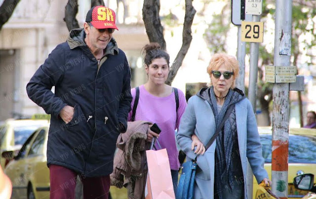Γιάννης Μπέζος: Βόλτα με τη γυναίκα και την κόρη του στο Κολωνάκι - Φωτογραφία 2