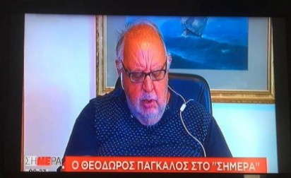 Ο Θόδωρας με τις πιτζάμες του!  - Η φωτογραφία του Πάγκαλου που τα σπάει ταμεία... - Φωτογραφία 2