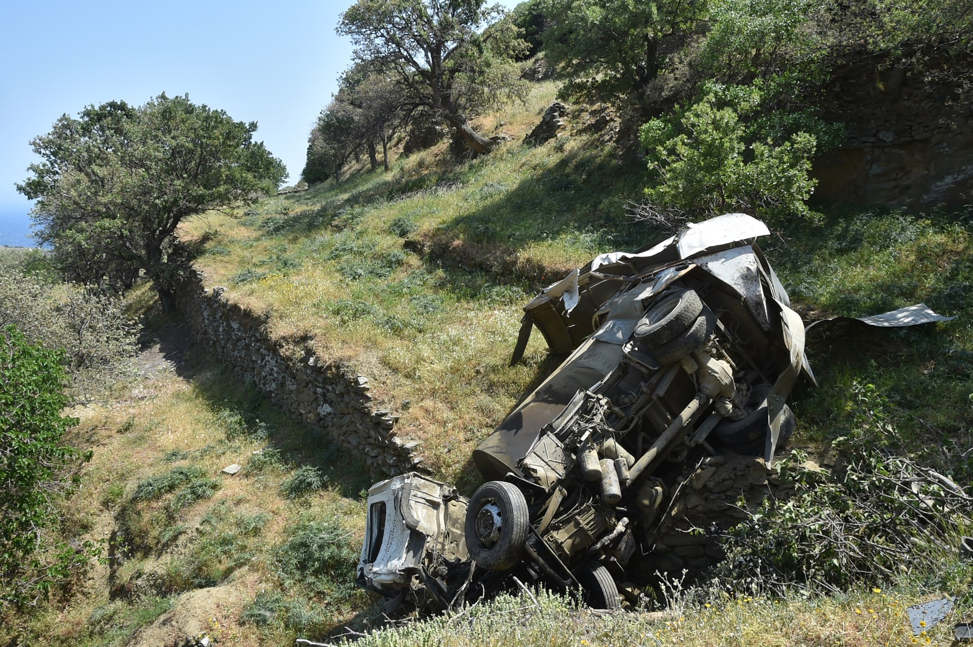 Συγκλονιστικές εικόνες από το τραγικό δυστύχημα με το απορριμματοφόρο στην Τήνο - Φωτογραφία 2