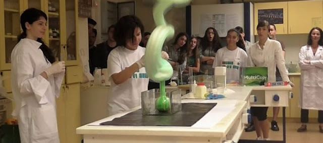 Δεν σας άρεσε η χημεία; Δείτε τα βίντεο από τους μαθητές της Αλικαρνασσού και θα αλλάξετε γνώμη! - Φωτογραφία 1