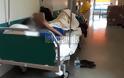 «Αυτοψία» του iefimerida στο Νοσοκομείο «Αττικόν» – Εικόνες ντροπής με δεκάδες ράντζα στους διαδρόμους - Φωτογραφία 5